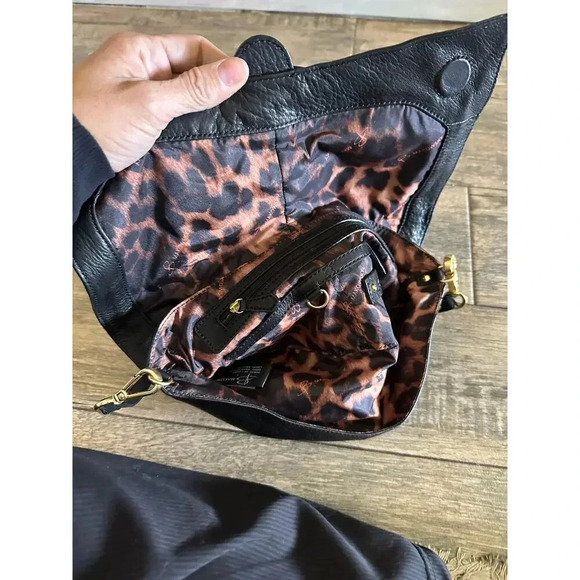 B Makowsky Soft Black Leather Brushed Gold Hardware Strap Clutch Handbag - Picture 8 of 12